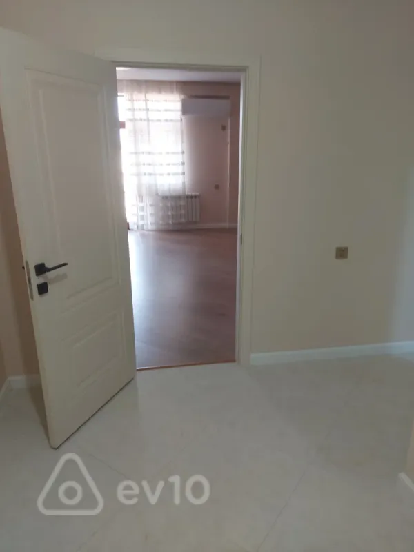 Kirayə verilir 3 otaqlı yeni tikili 130 m²