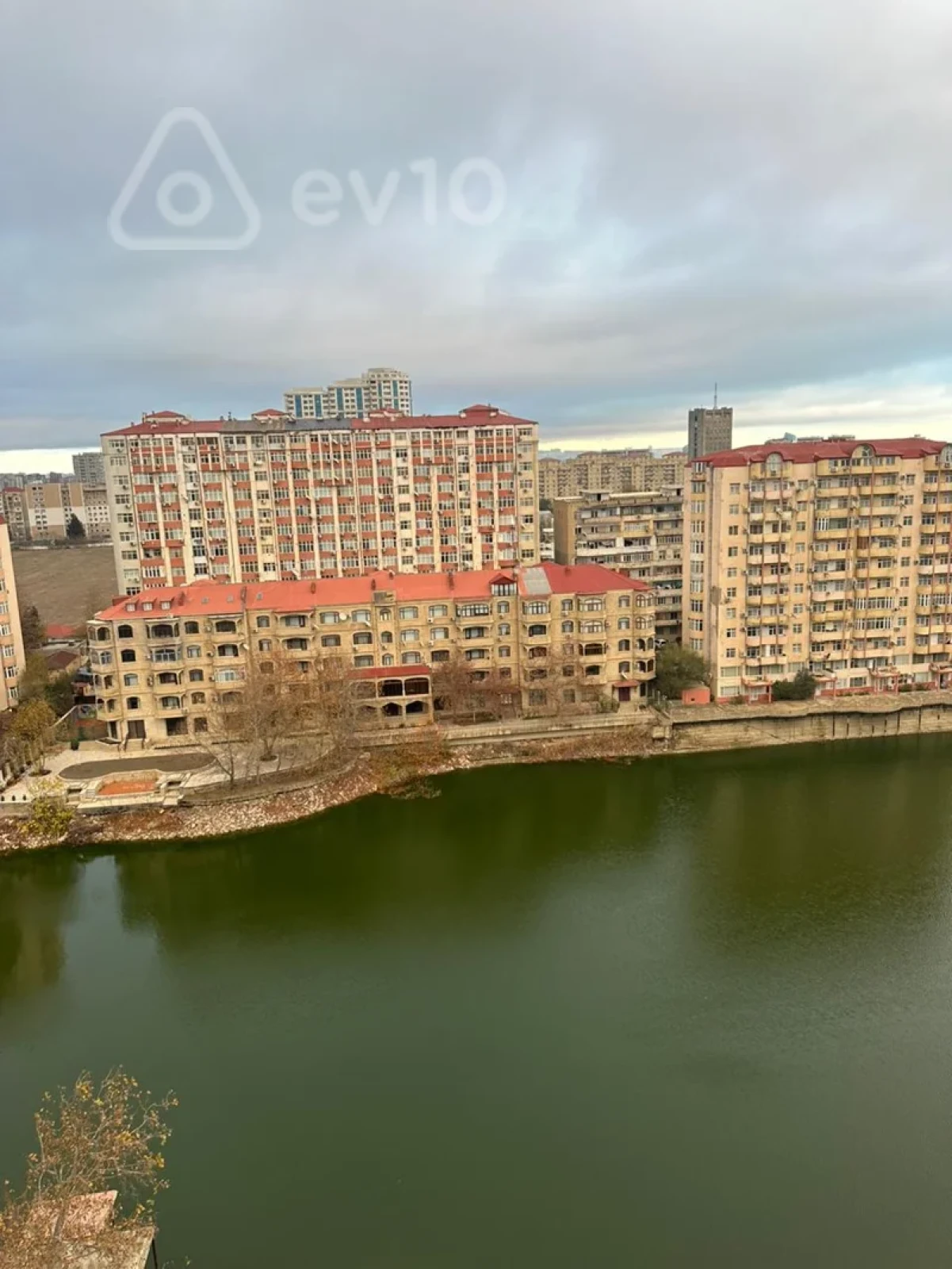 Satılır 3 otaqlı yeni tikili 180 m²