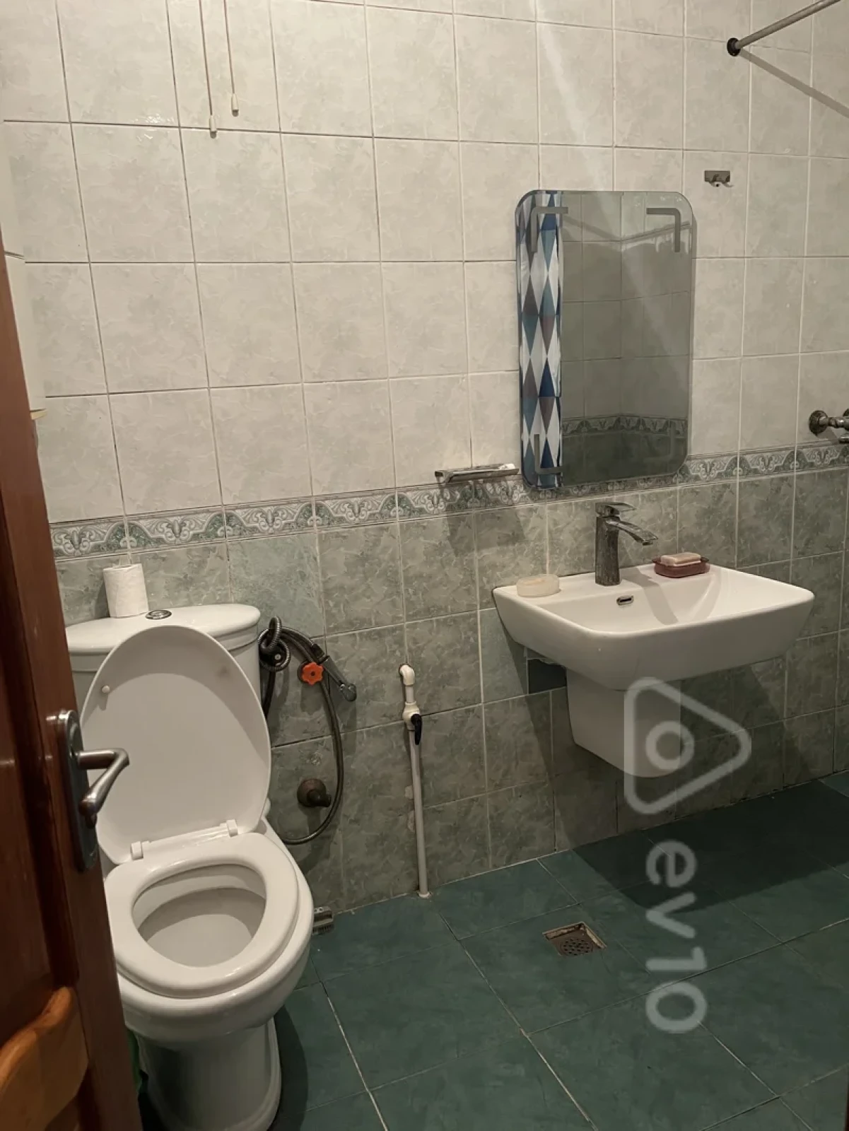 Satılır 2 otaqlı köhnə tikili 60 m²