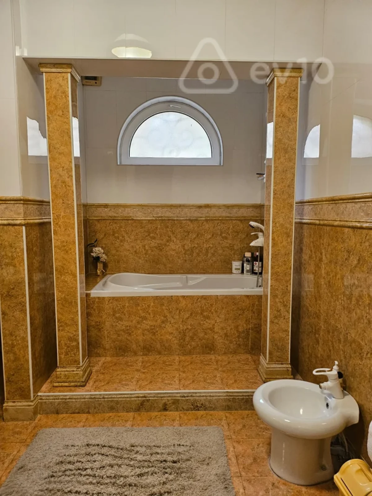 Kirayə verilir 9 otaqlı həyət evi 710 m²