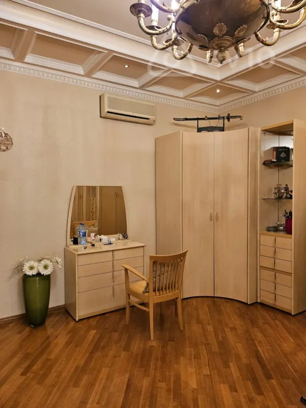 Kirayə verilir 9 otaqlı həyət evi 710 m²