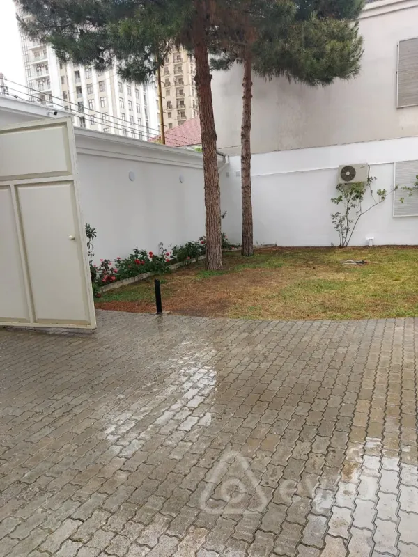 Kirayə verilir 9 otaqlı həyət evi 710 m²