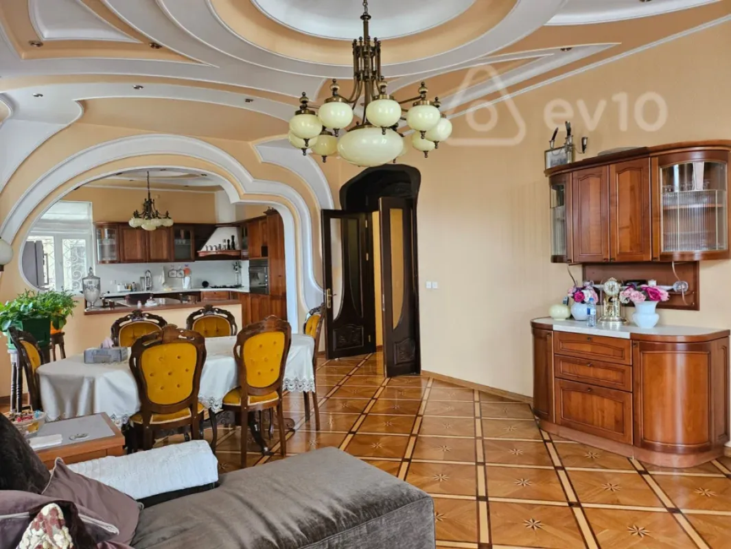 Kirayə verilir 9 otaqlı həyət evi 710 m²