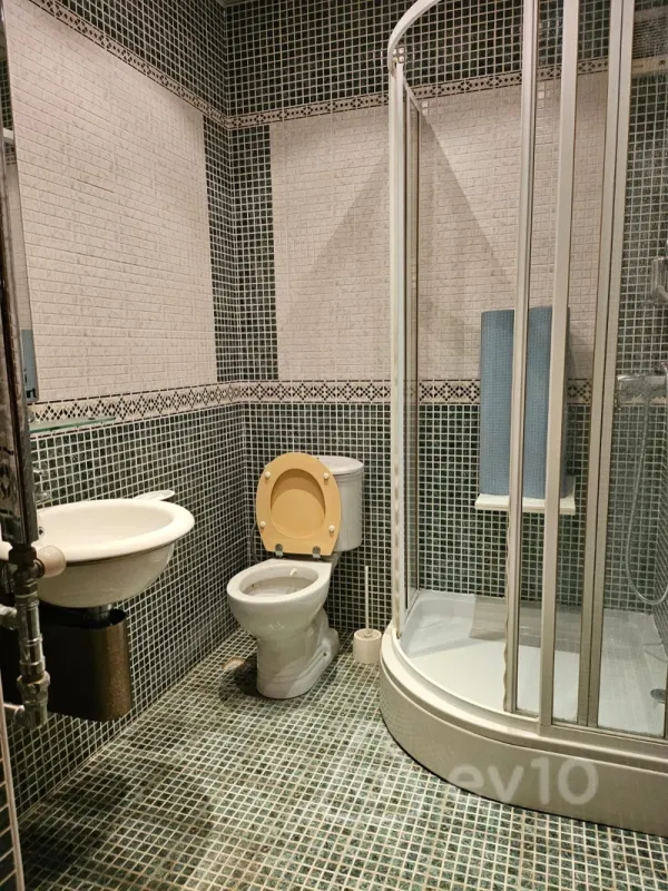 Kirayə verilir 9 otaqlı həyət evi 710 m²