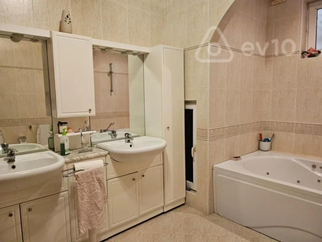 Kirayə verilir 9 otaqlı həyət evi 710 m²