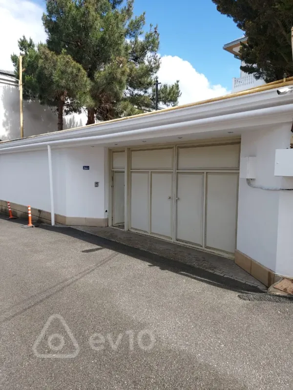 Kirayə verilir 9 otaqlı həyət evi 710 m²