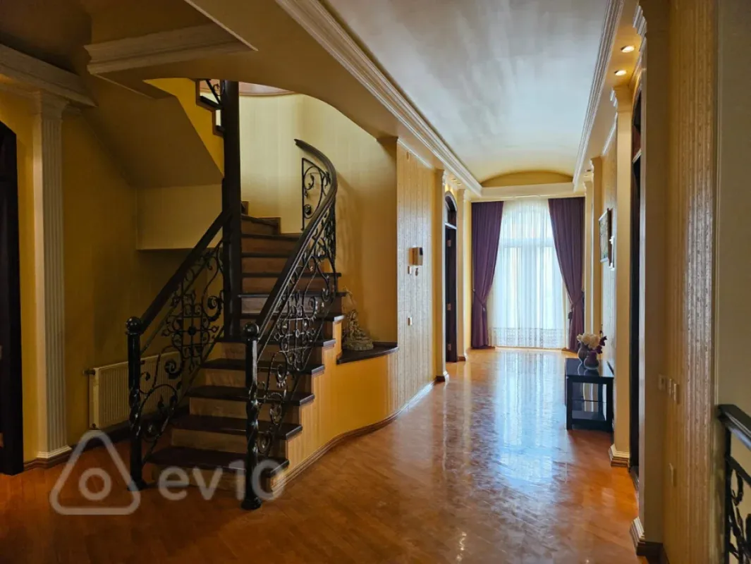 Kirayə verilir 9 otaqlı həyət evi 710 m²