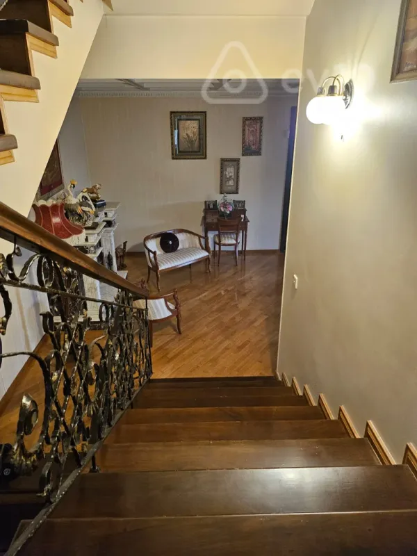Kirayə verilir 9 otaqlı həyət evi 710 m²