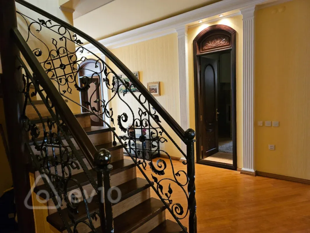 Kirayə verilir 9 otaqlı həyət evi 710 m²