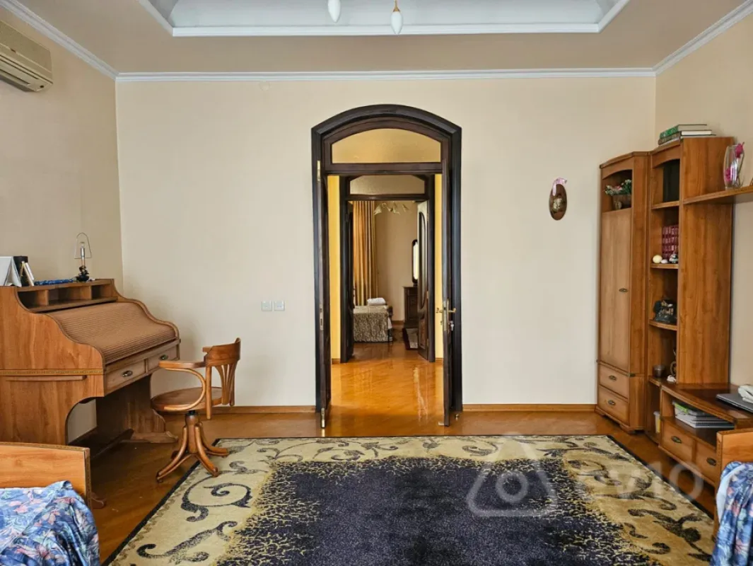 Kirayə verilir 9 otaqlı həyət evi 710 m²