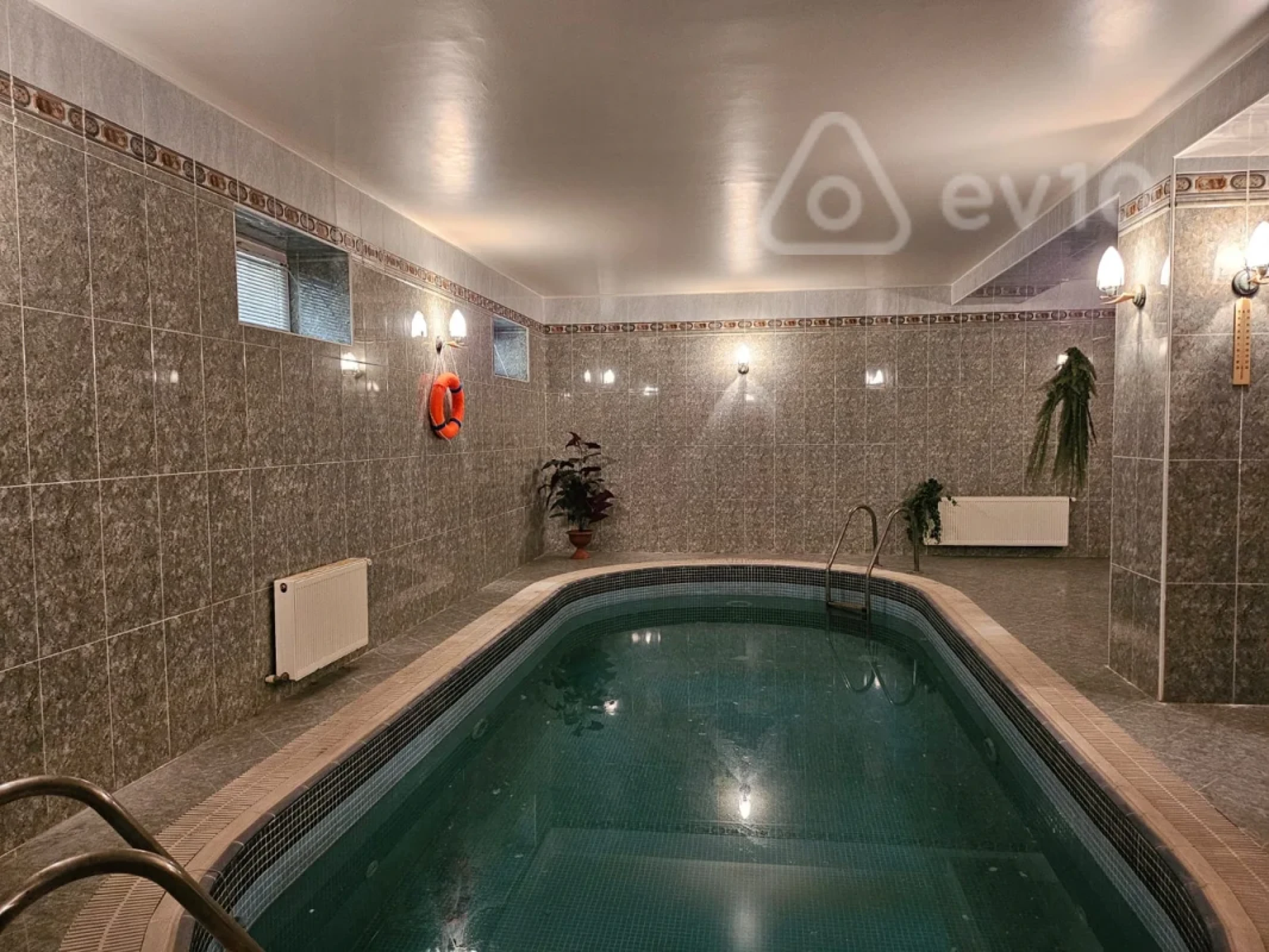 Kirayə verilir 9 otaqlı həyət evi 710 m²
