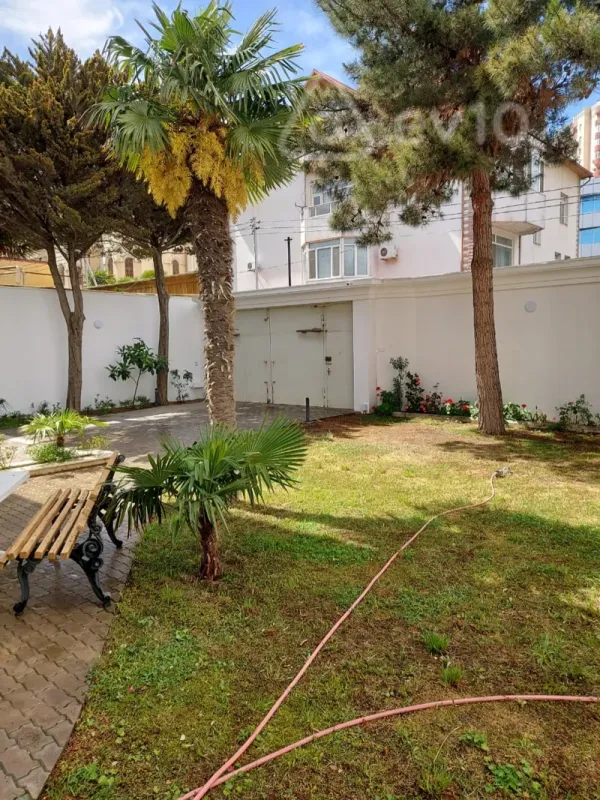 Kirayə verilir 9 otaqlı həyət evi 710 m²