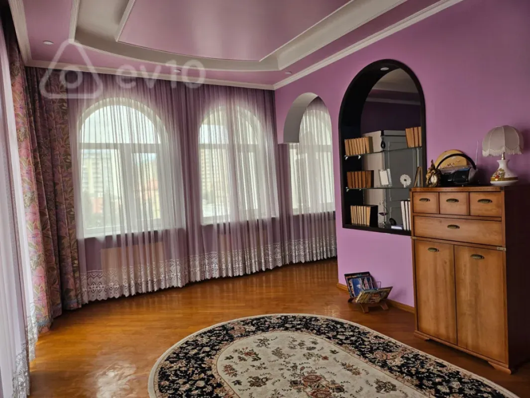 Kirayə verilir 9 otaqlı həyət evi 710 m²