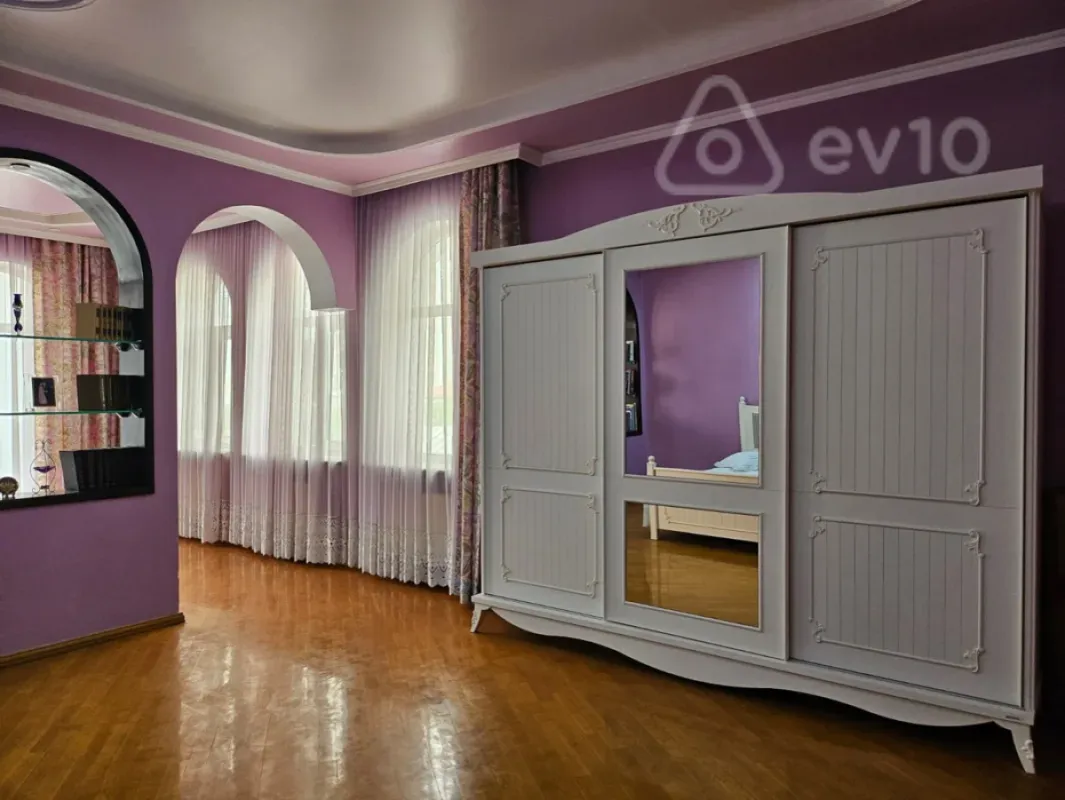 Kirayə verilir 9 otaqlı həyət evi 710 m²