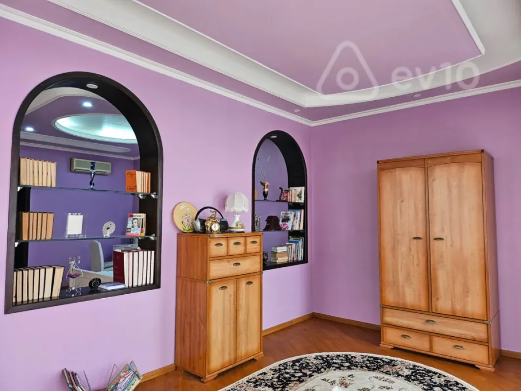 Kirayə verilir 9 otaqlı həyət evi 710 m²