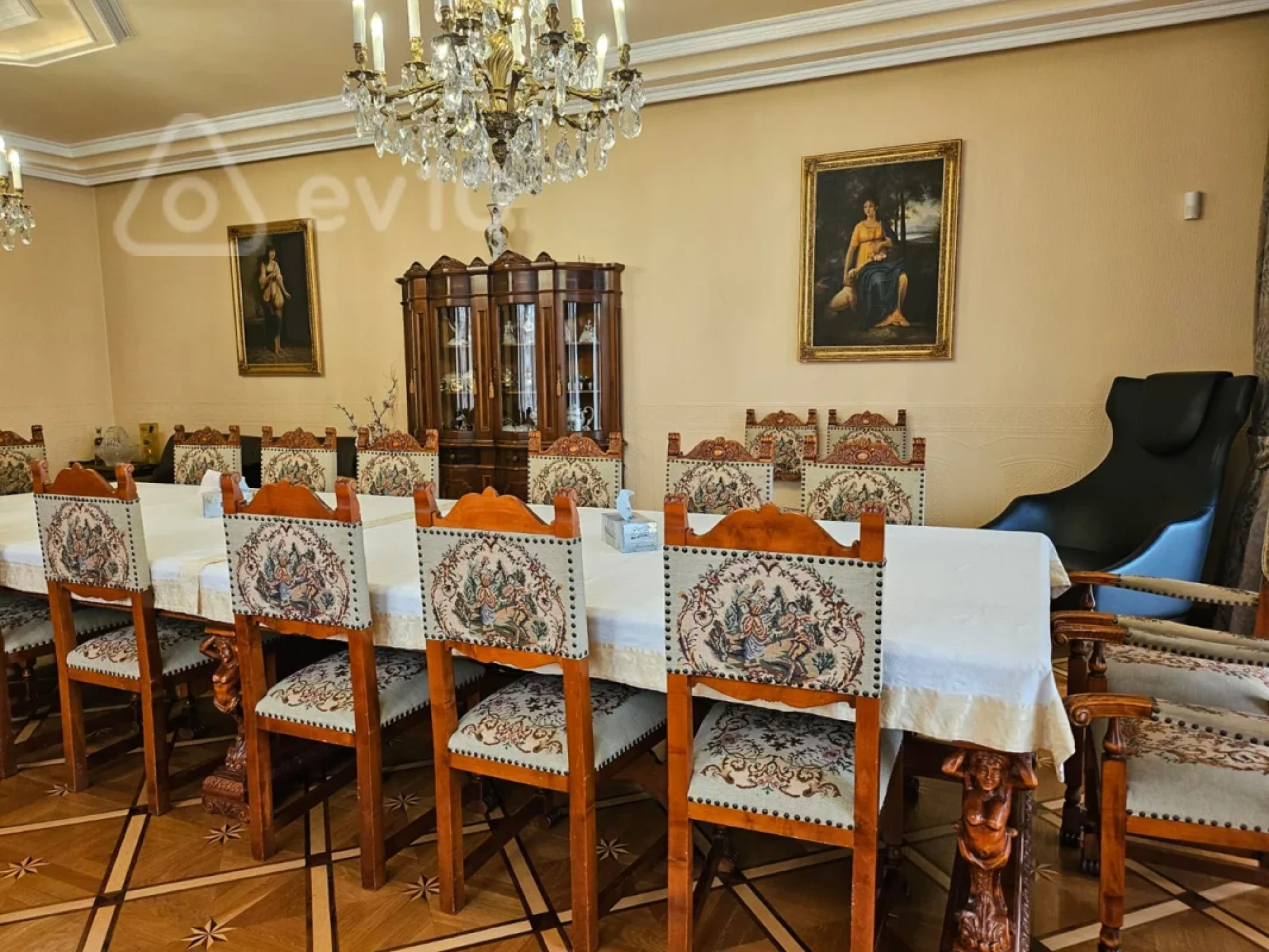 Kirayə verilir 9 otaqlı həyət evi 710 m²