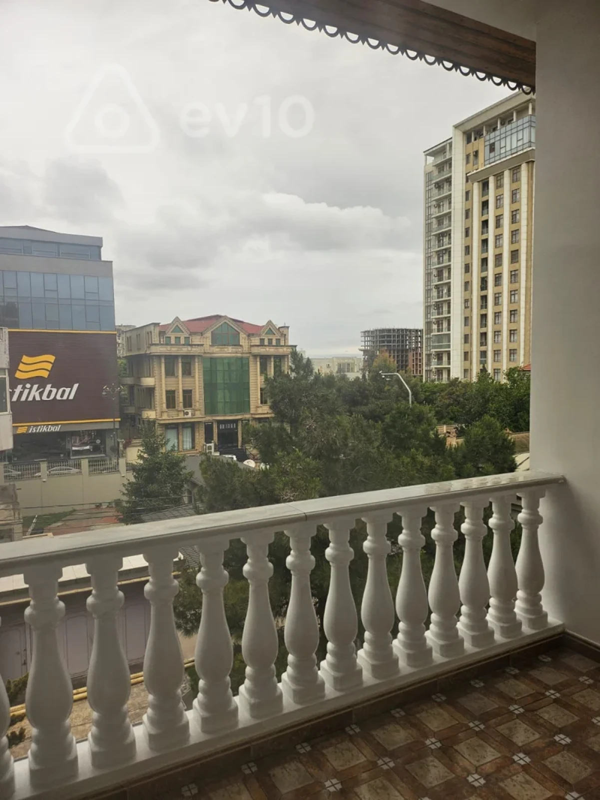 Kirayə verilir 9 otaqlı həyət evi 710 m²