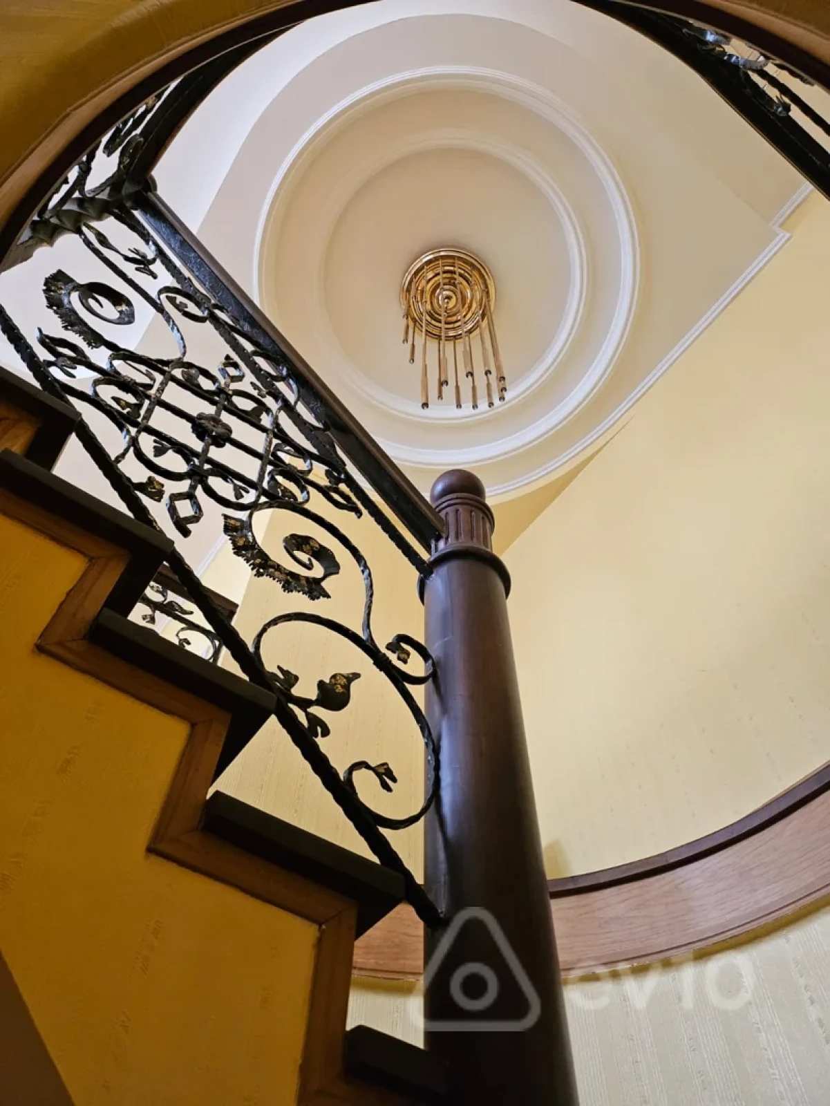 Kirayə verilir 9 otaqlı həyət evi 710 m²