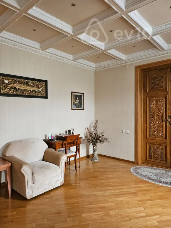 Kirayə verilir 9 otaqlı həyət evi 710 m²