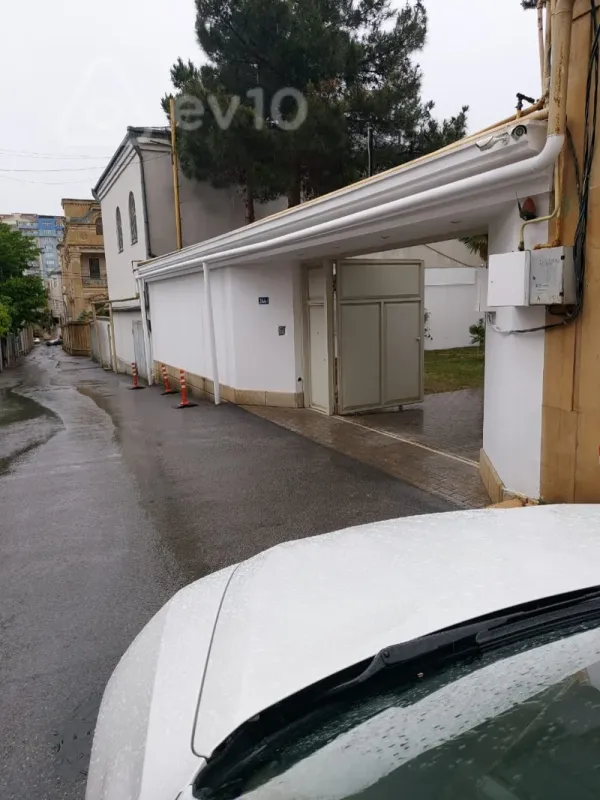 Kirayə verilir 9 otaqlı həyət evi 710 m²