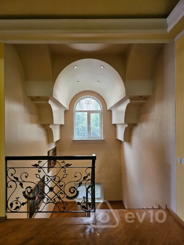 Kirayə verilir 9 otaqlı həyət evi 710 m²