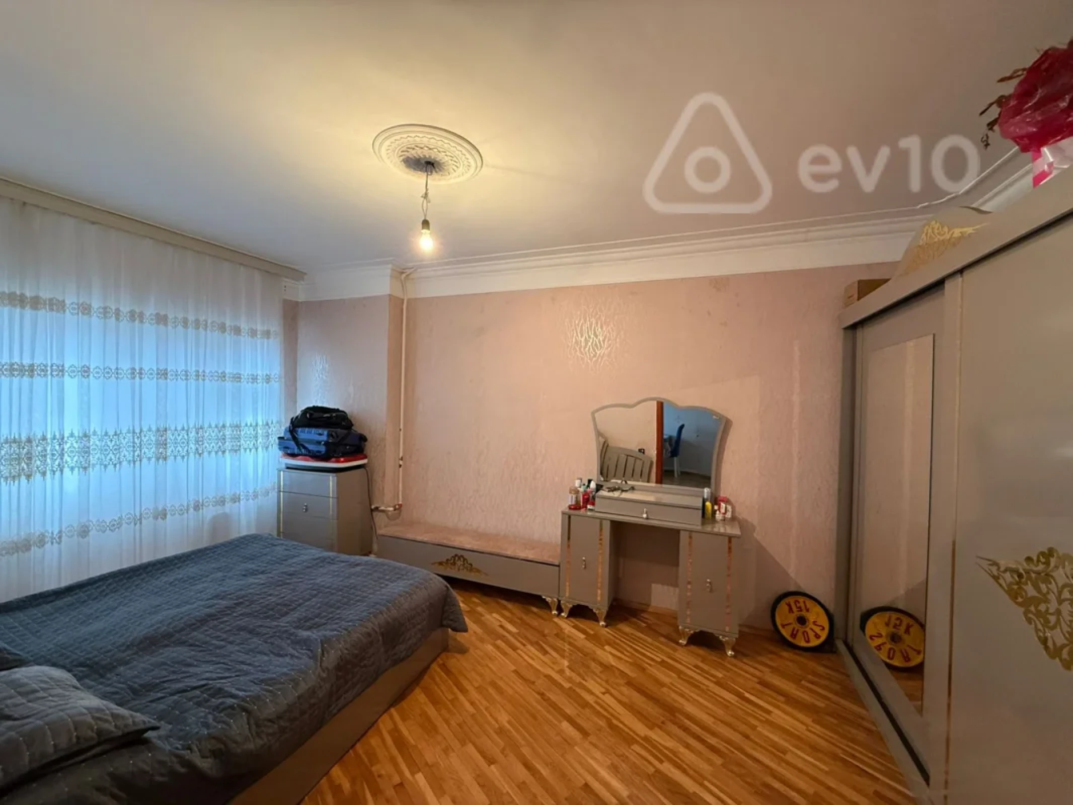 Satılır 4 otaqlı köhnə tikili 90 m²