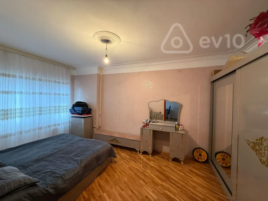 Satılır 4 otaqlı köhnə tikili 90 m²