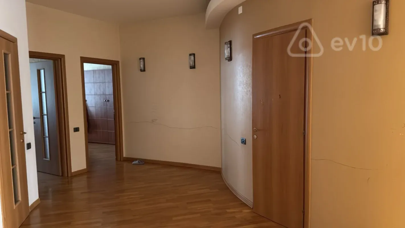 Satılır 3 otaqlı yeni tikili 180 m²