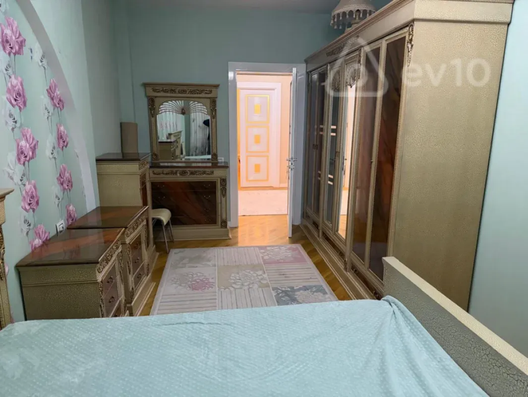 Kirayə verilir 3 otaqlı yeni tikili 150 m²