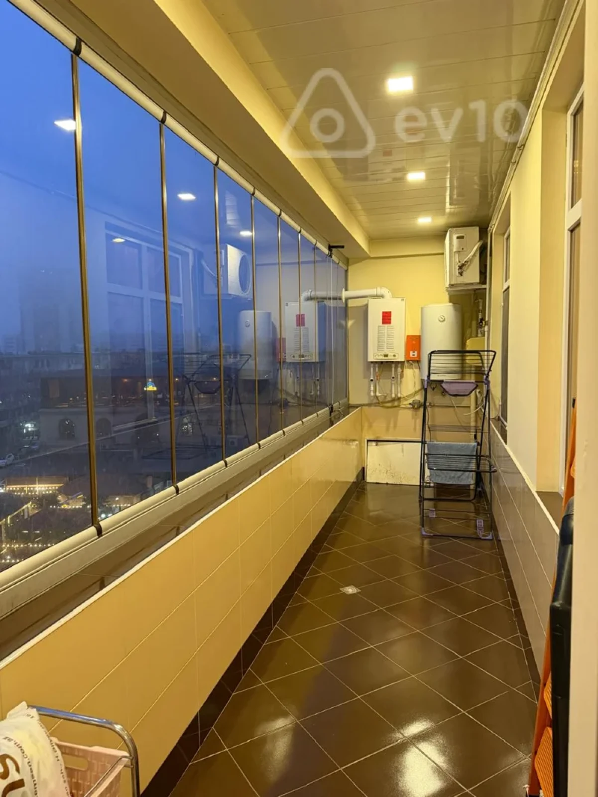 Kirayə verilir 3 otaqlı yeni tikili 150 m²