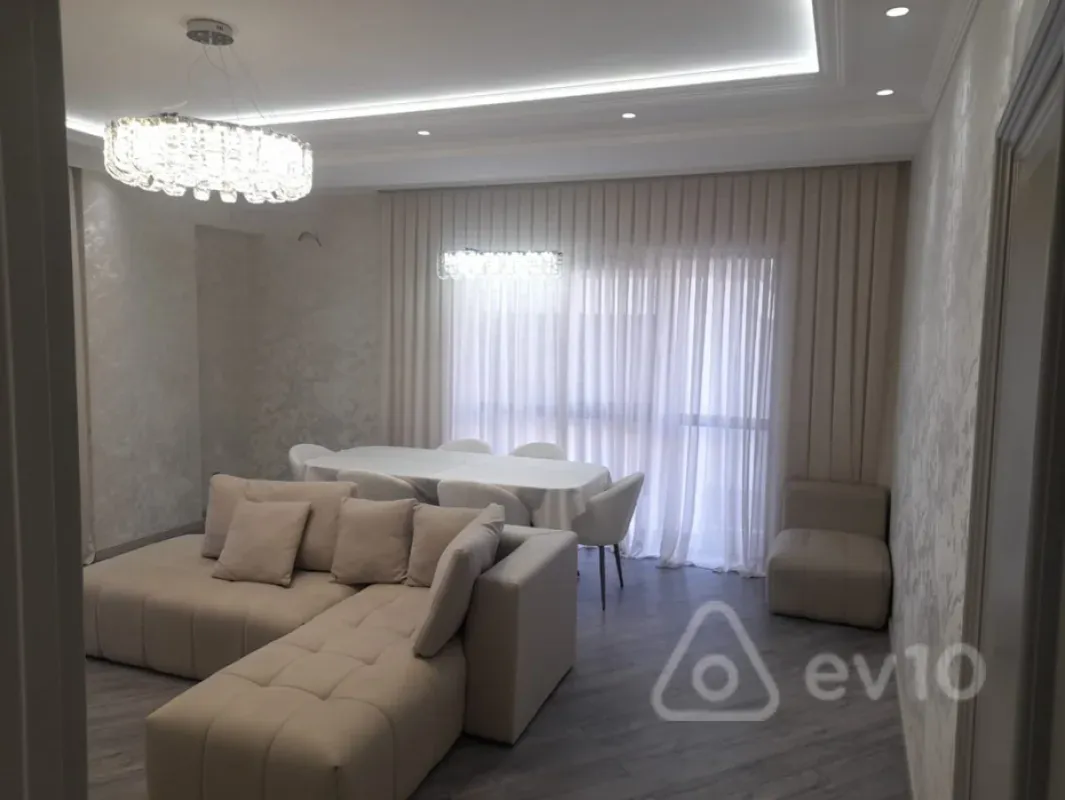 Kirayə verilir 3 otaqlı yeni tikili 130 m²