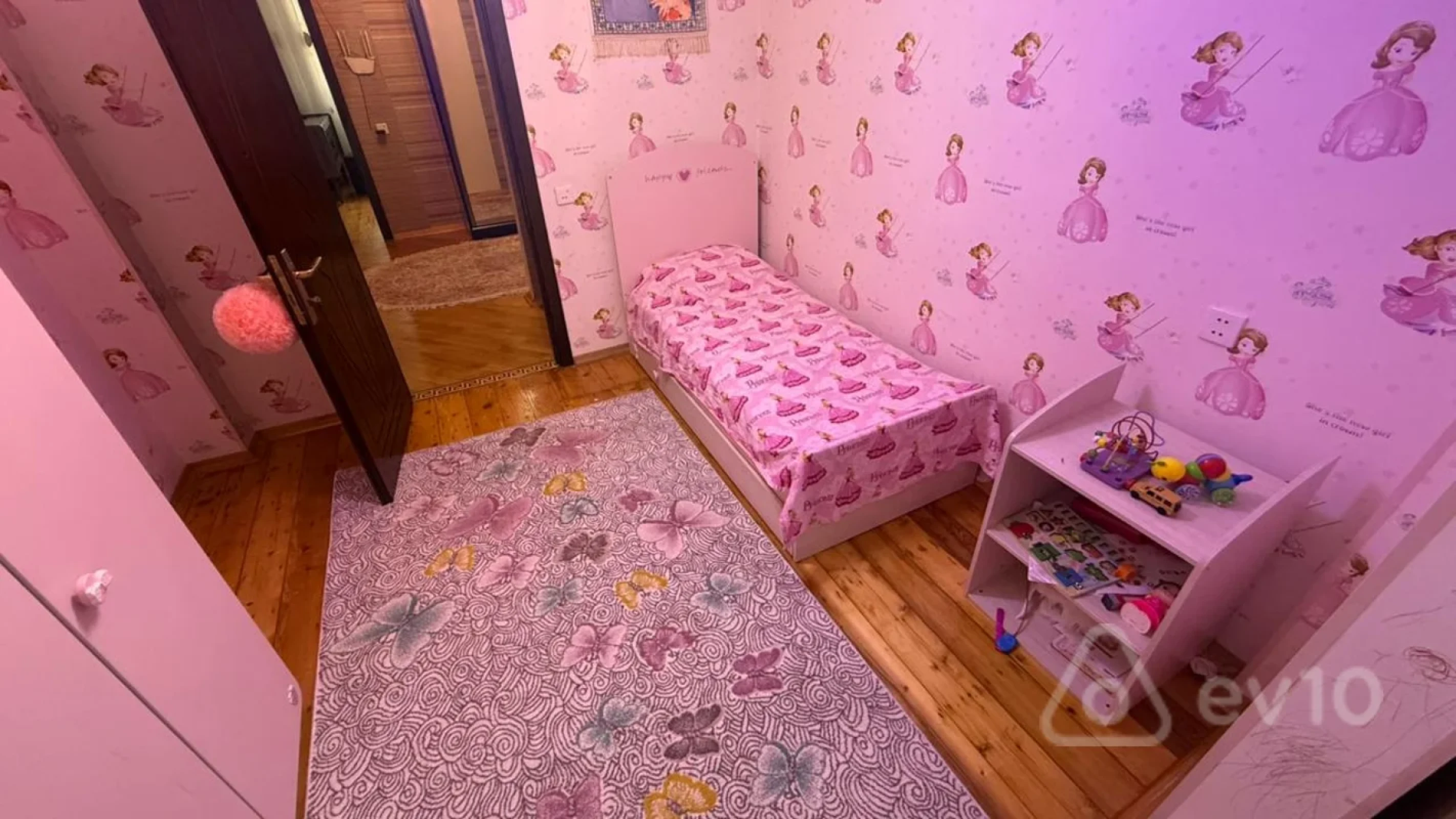 Satılır 4 otaqlı köhnə tikili 110 m²