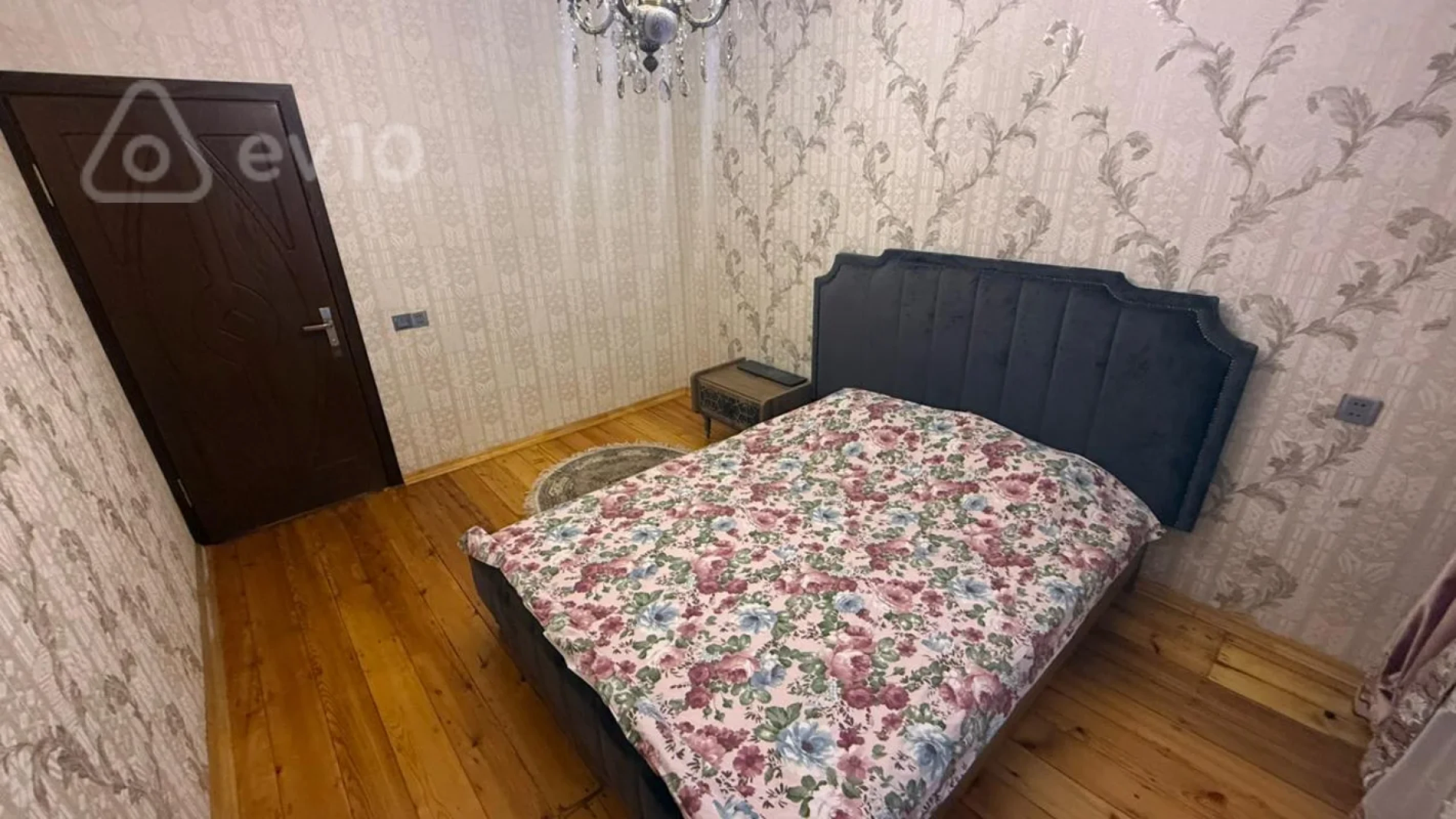 Satılır 4 otaqlı köhnə tikili 110 m²