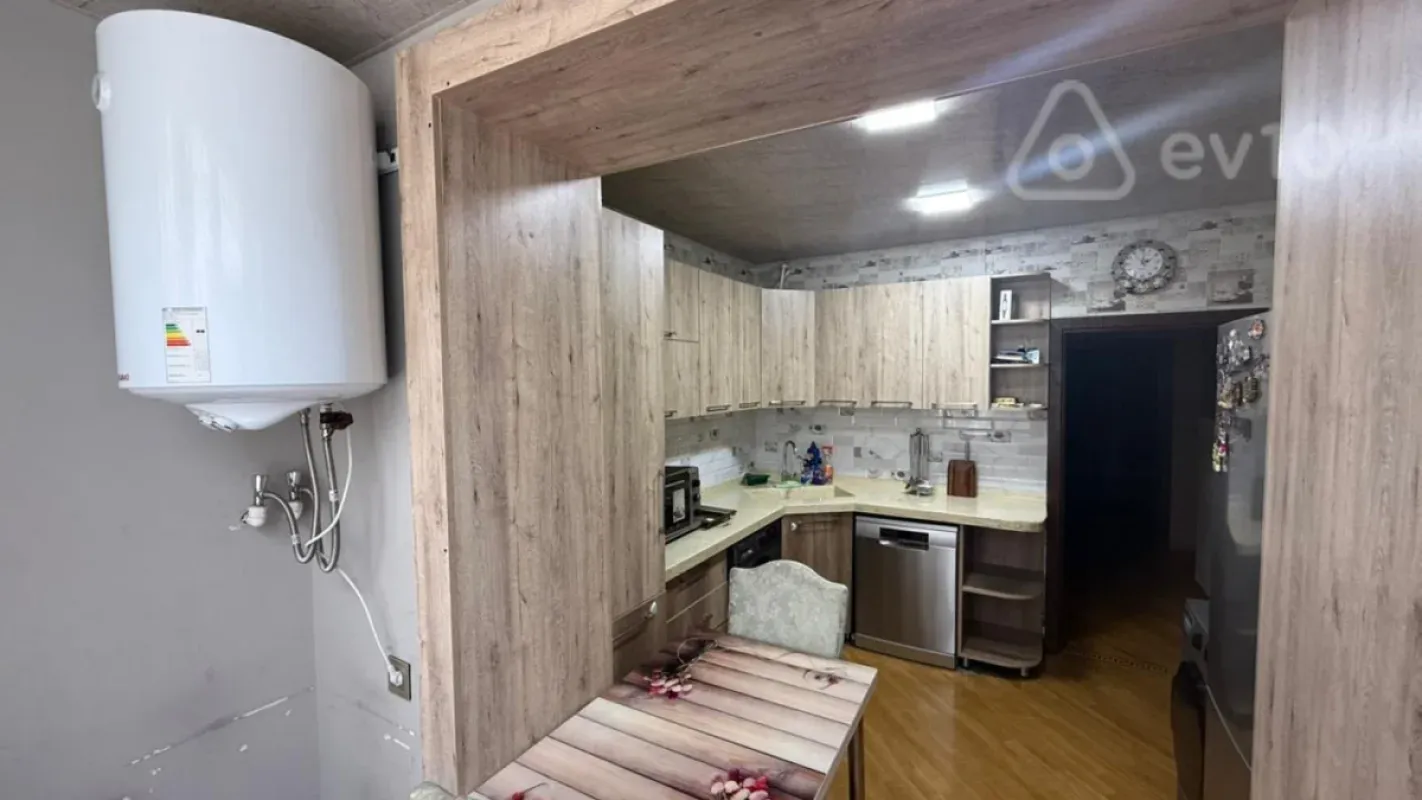 Satılır 4 otaqlı köhnə tikili 110 m²