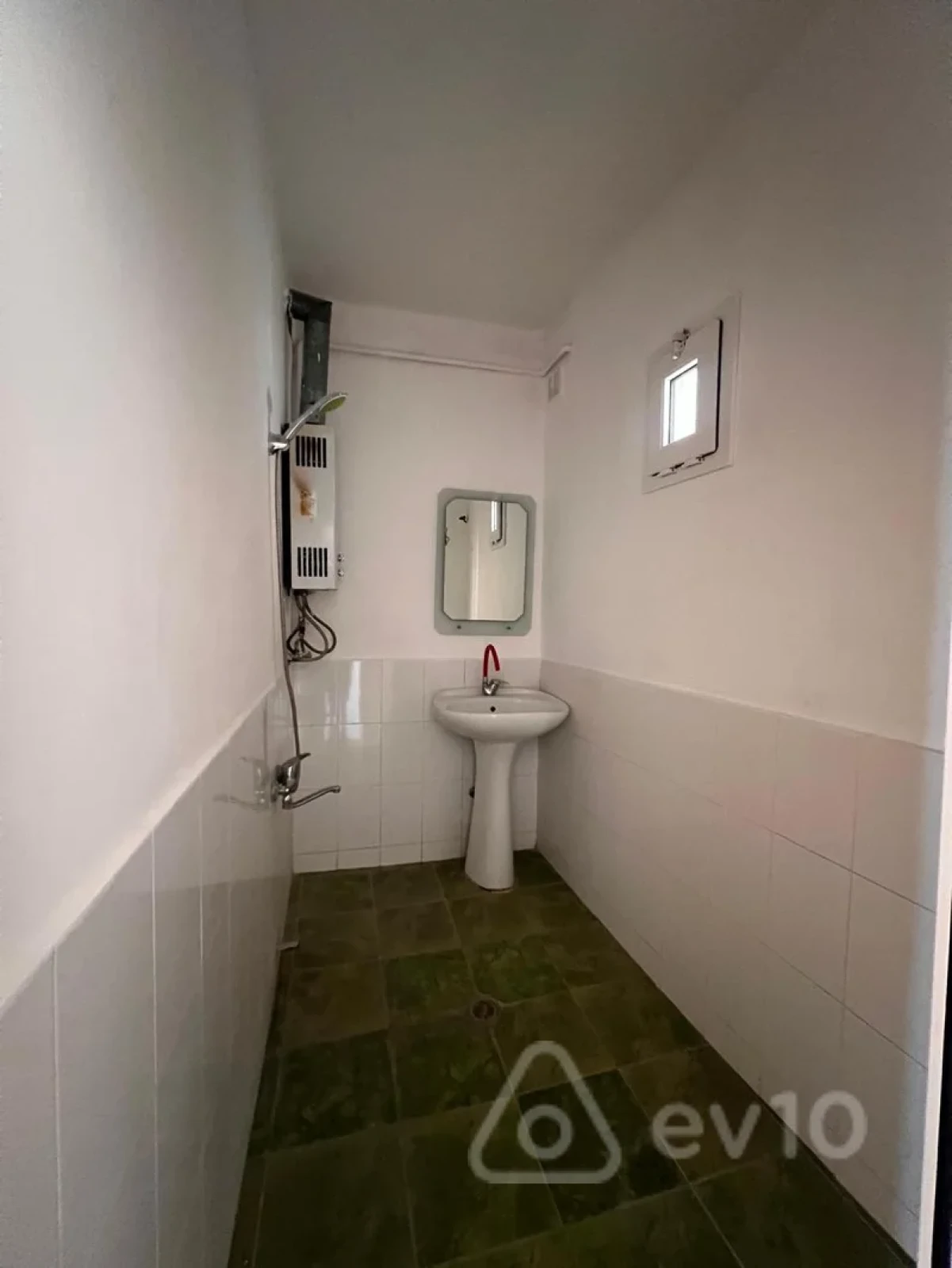 Satılır 4 otaqlı köhnə tikili 85 m²