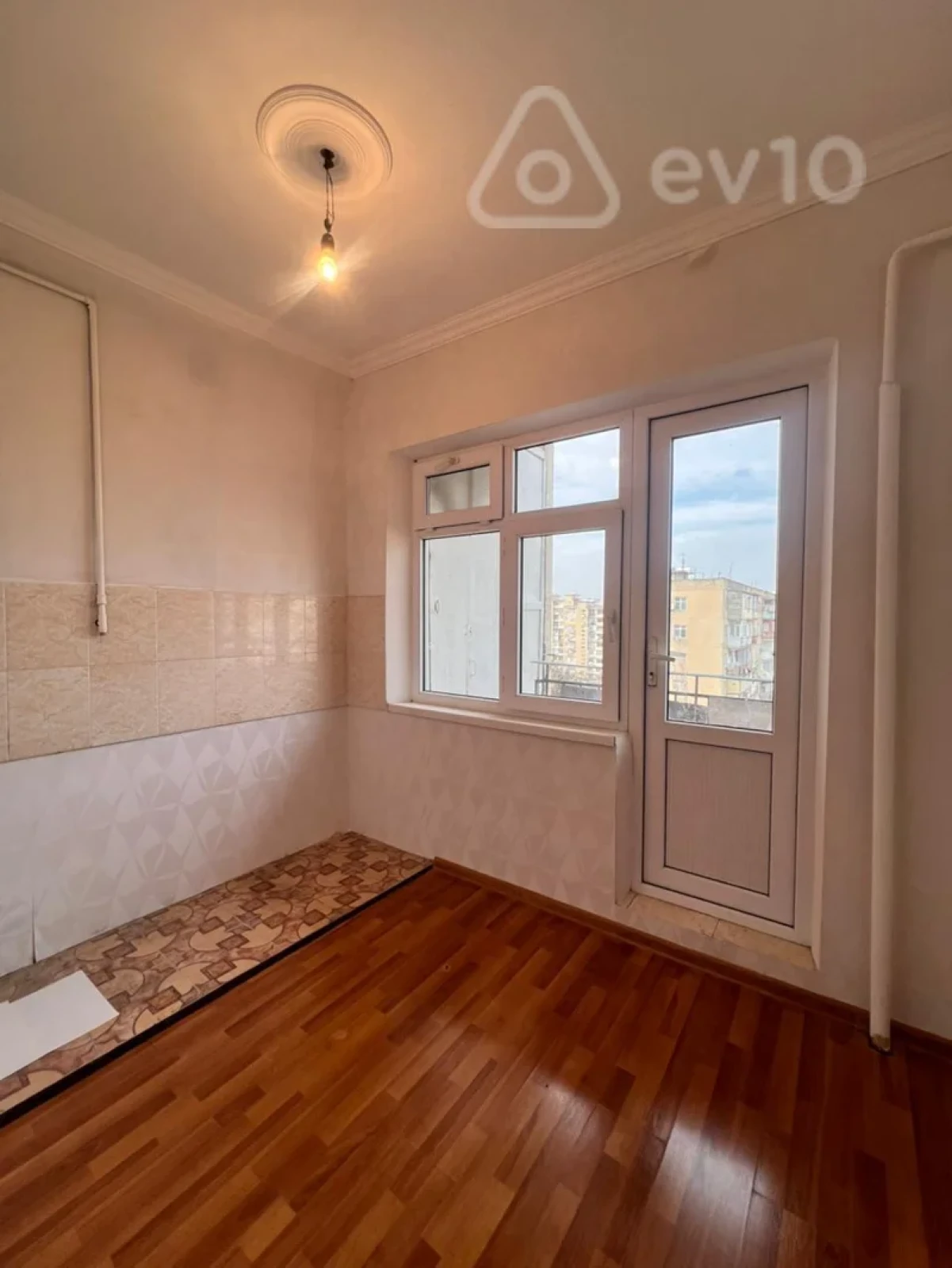 Satılır 4 otaqlı köhnə tikili 85 m²