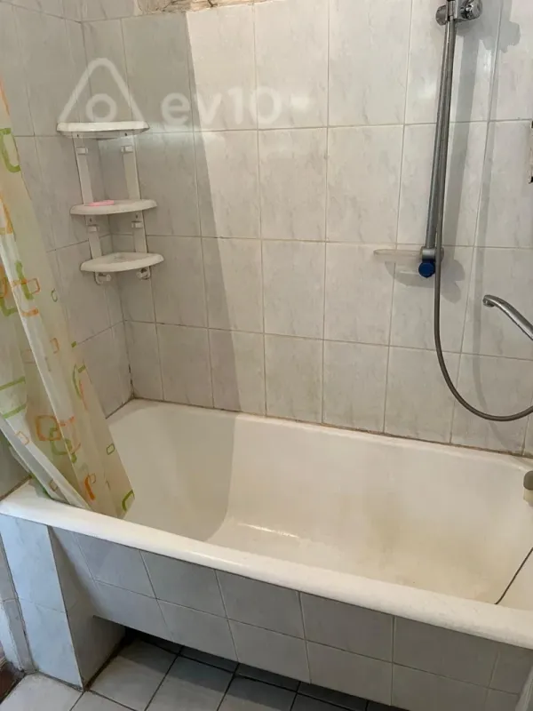 Kirayə verilir 2 otaqlı köhnə tikili 55 m²