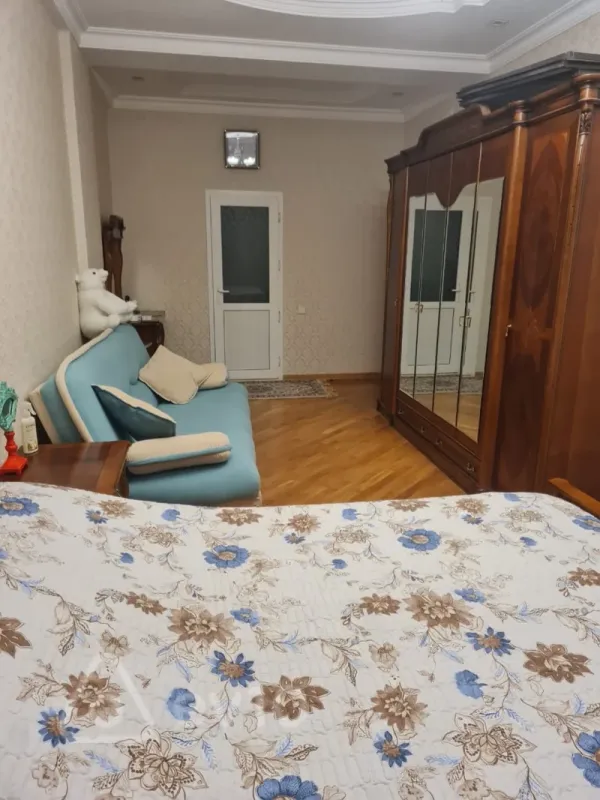 Kirayə verilir 3 otaqlı yeni tikili 136 m²