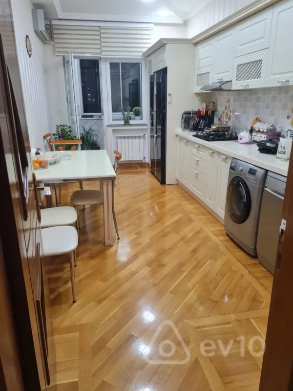 Kirayə verilir 3 otaqlı yeni tikili 136 m²