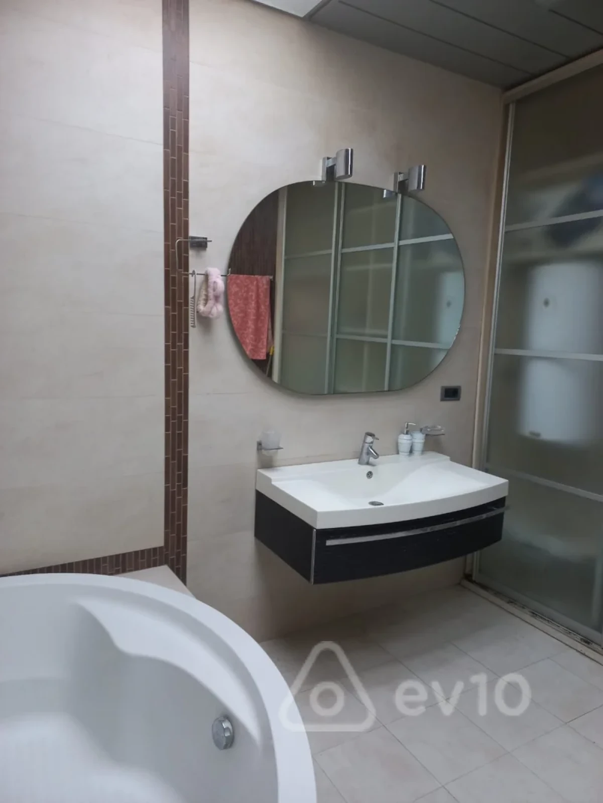 Kirayə verilir 3 otaqlı yeni tikili 200 m²