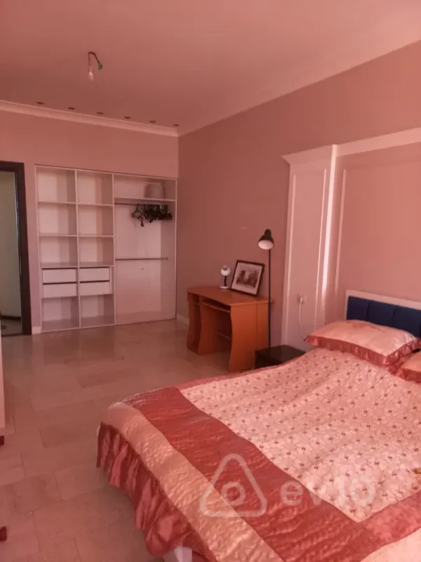 Kirayə verilir 3 otaqlı yeni tikili 200 m²