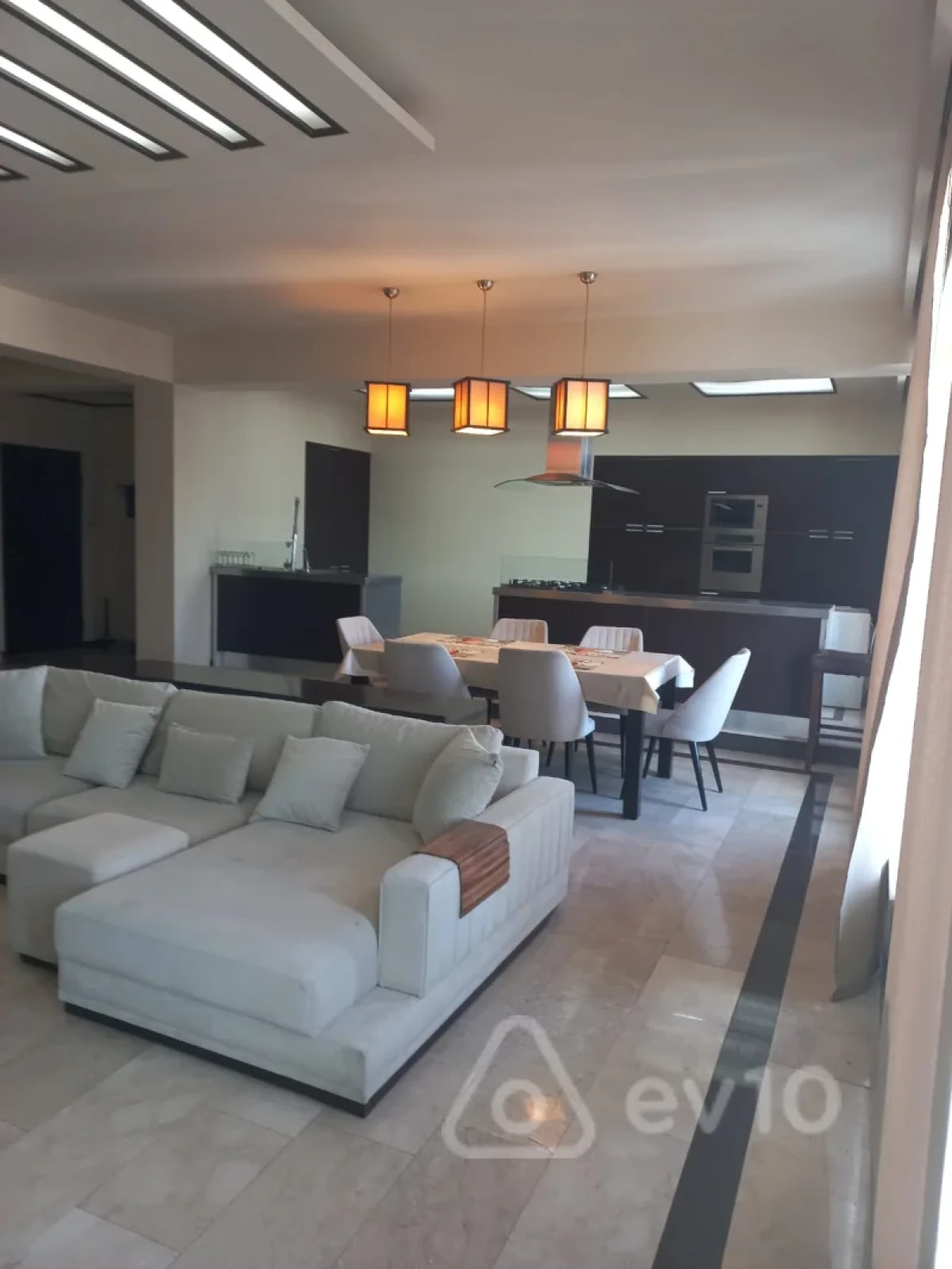 Kirayə verilir 3 otaqlı yeni tikili 200 m²