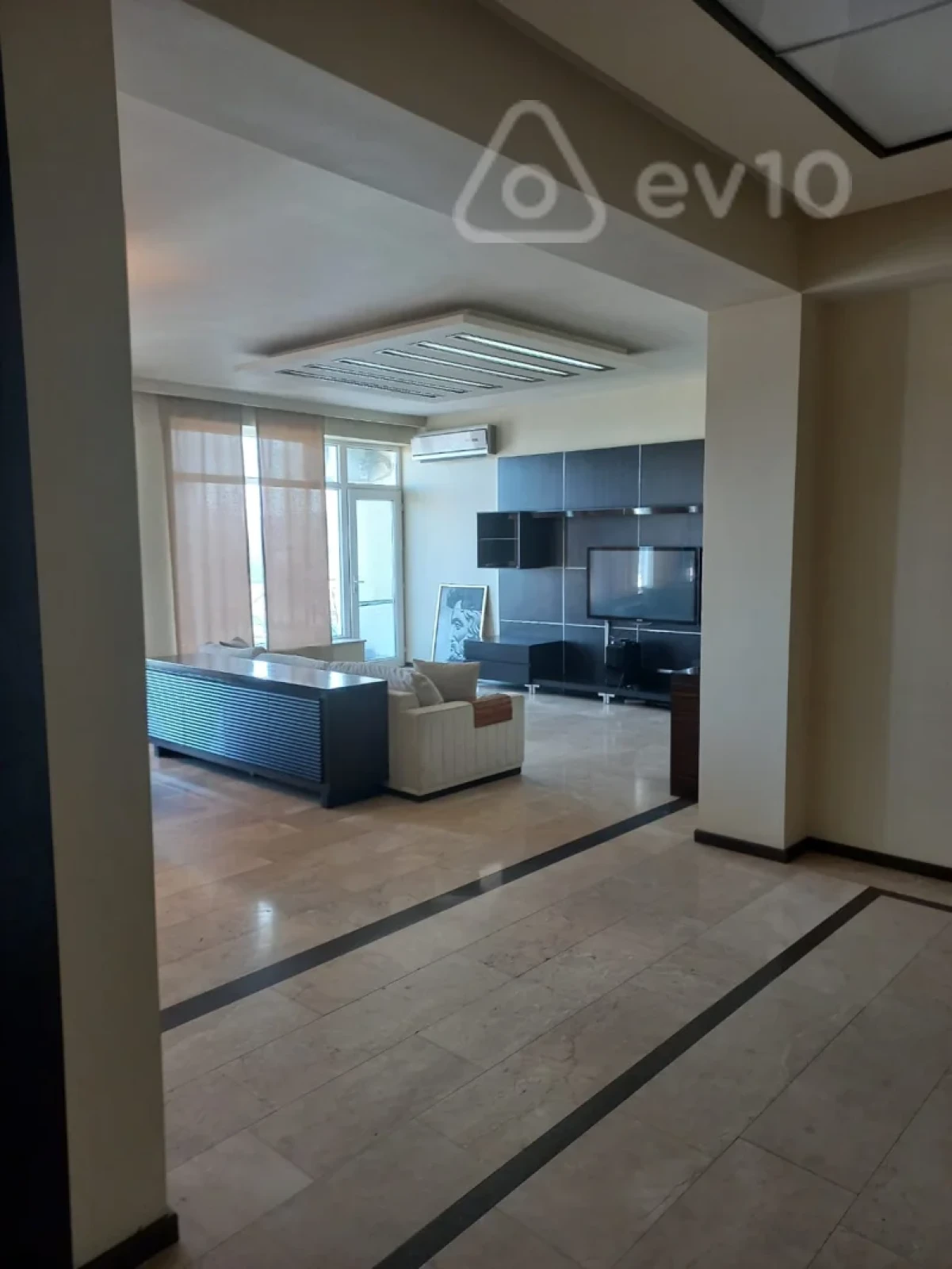 Kirayə verilir 3 otaqlı yeni tikili 200 m²