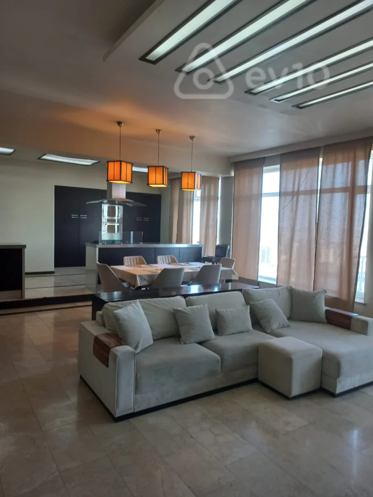 Kirayə verilir 3 otaqlı yeni tikili 200 m²