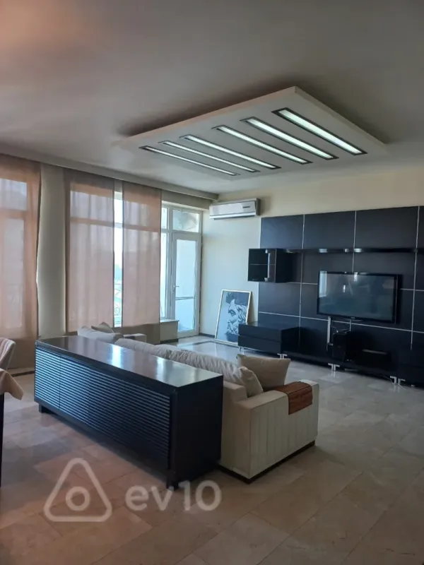 Kirayə verilir 3 otaqlı yeni tikili 200 m²