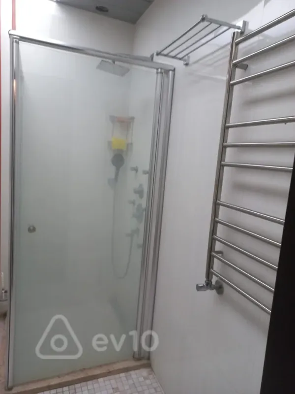 Kirayə verilir 3 otaqlı yeni tikili 200 m²