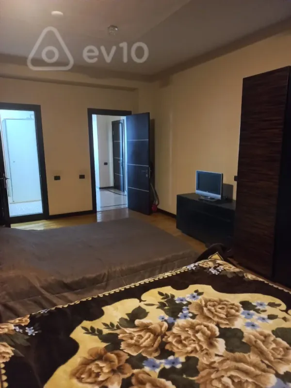 Kirayə verilir 3 otaqlı yeni tikili 200 m²