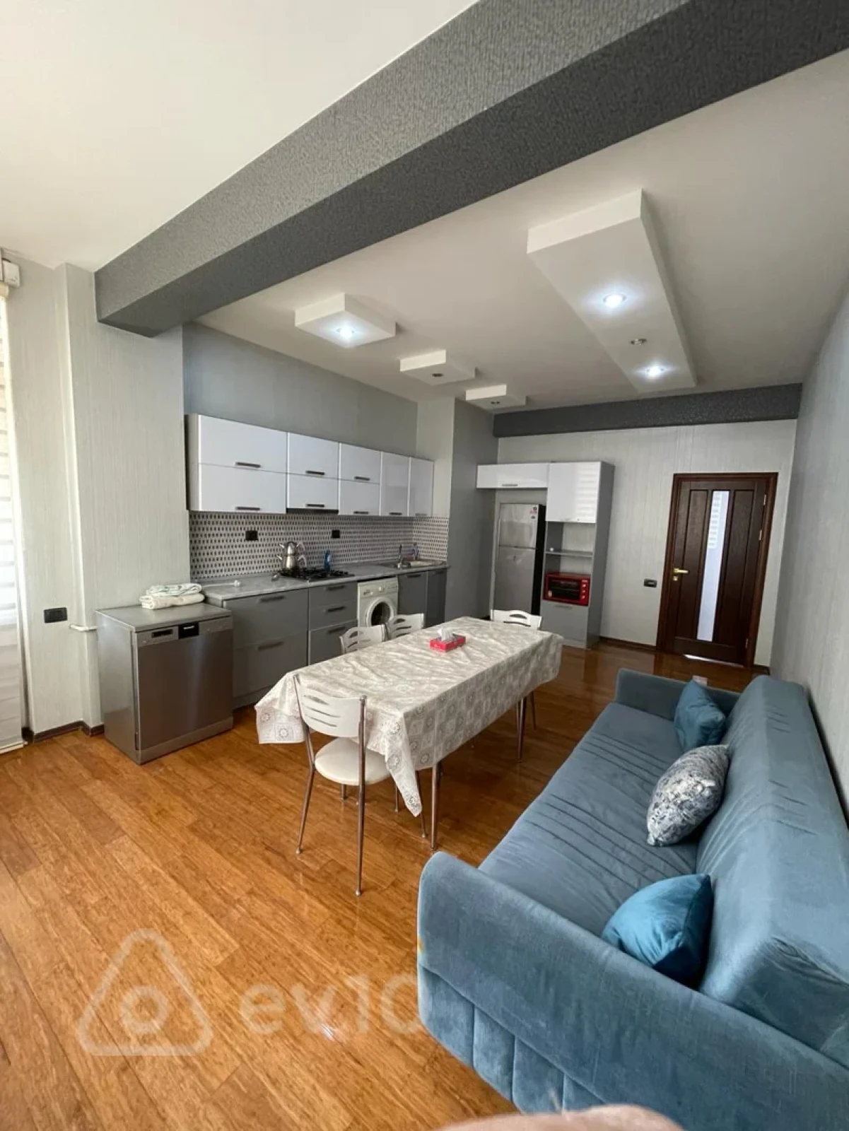 Kirayə verilir 3 otaqlı yeni tikili 150 m²