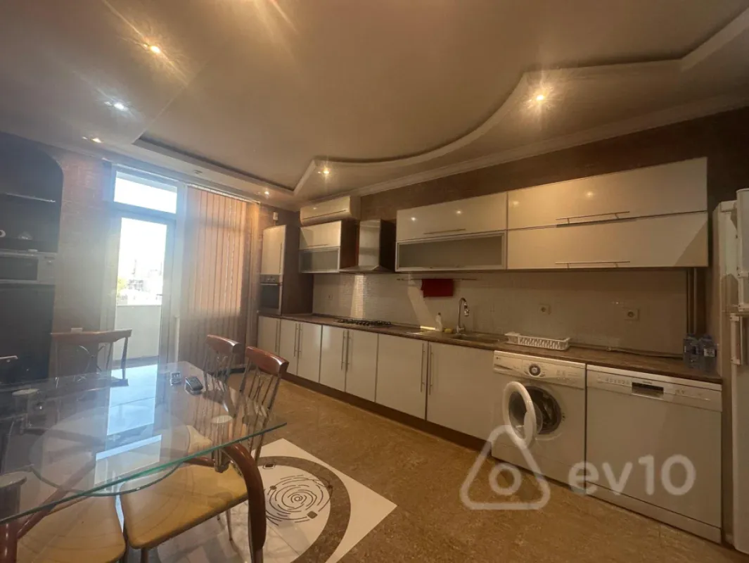 Kirayə verilir 3 otaqlı yeni tikili 130 m²