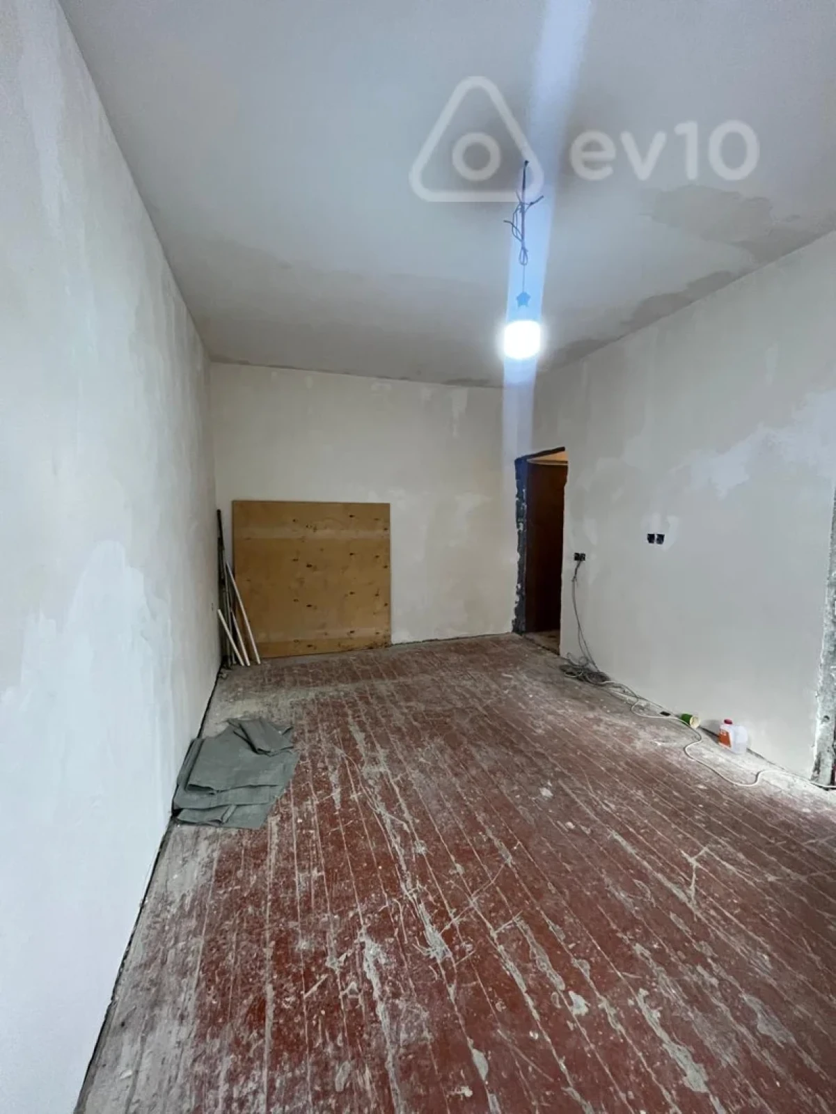 Satılır 1 otaqlı köhnə tikili 30 m²